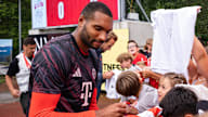 Jonathan Tah schreibt Autogramme während des Traumspiels des FC Bayern gegen die Red Eagles Austria.