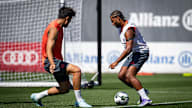 Serge Gnabry en un duelo con Minjae Kim durante el entrenamiento del FC Bayern antes del partido de Copa en Wiesbaden.