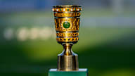 Trophäe des DFB-Pokals steht auf dem Rasen