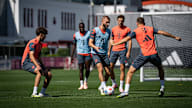 Konrad Laimer spielt einen Pass im Training des FC Bayern