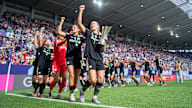 Die FC Bayern Frauen bejubeln den Gewinn des Supercups gegen den VfL Wolfsburg.