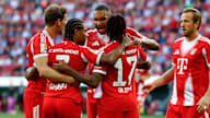 Jonathan Tah und Kollegen jubeln nach dem 1:0 im Bundesliga-Spiel des FC Bayern beim FC Augsburg.