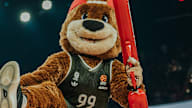 Ben mit der Trikot-Kanone bei einem Basketball-Spiel.