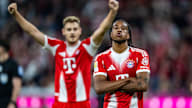 Michael Olise präsentiert sich nach einem Tor gegen RB Leipzig selbstbewusst mit verschränkten Armen