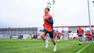 Kurt Rüger absolviert im Training der FCB Amateure eine Laufübung.