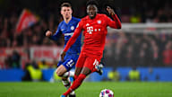 Alphonso Davies im Zweikampf mit einem Chelsea-Spieler.