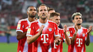 Harry Kane applaudiert in Richtung der Fans nach dem Auswärtssieg des FC Bayern in Augsburg