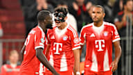 Dayot Upamecano und Aleksandar Pavlovic bejubeln ein Tor des FC Bayern im Spiel gegen den FC Chelsea.