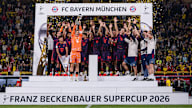 FC Bayern-Spieler bei der Übergabe der Franz Beckenbauer Supercup Trophäe 2026