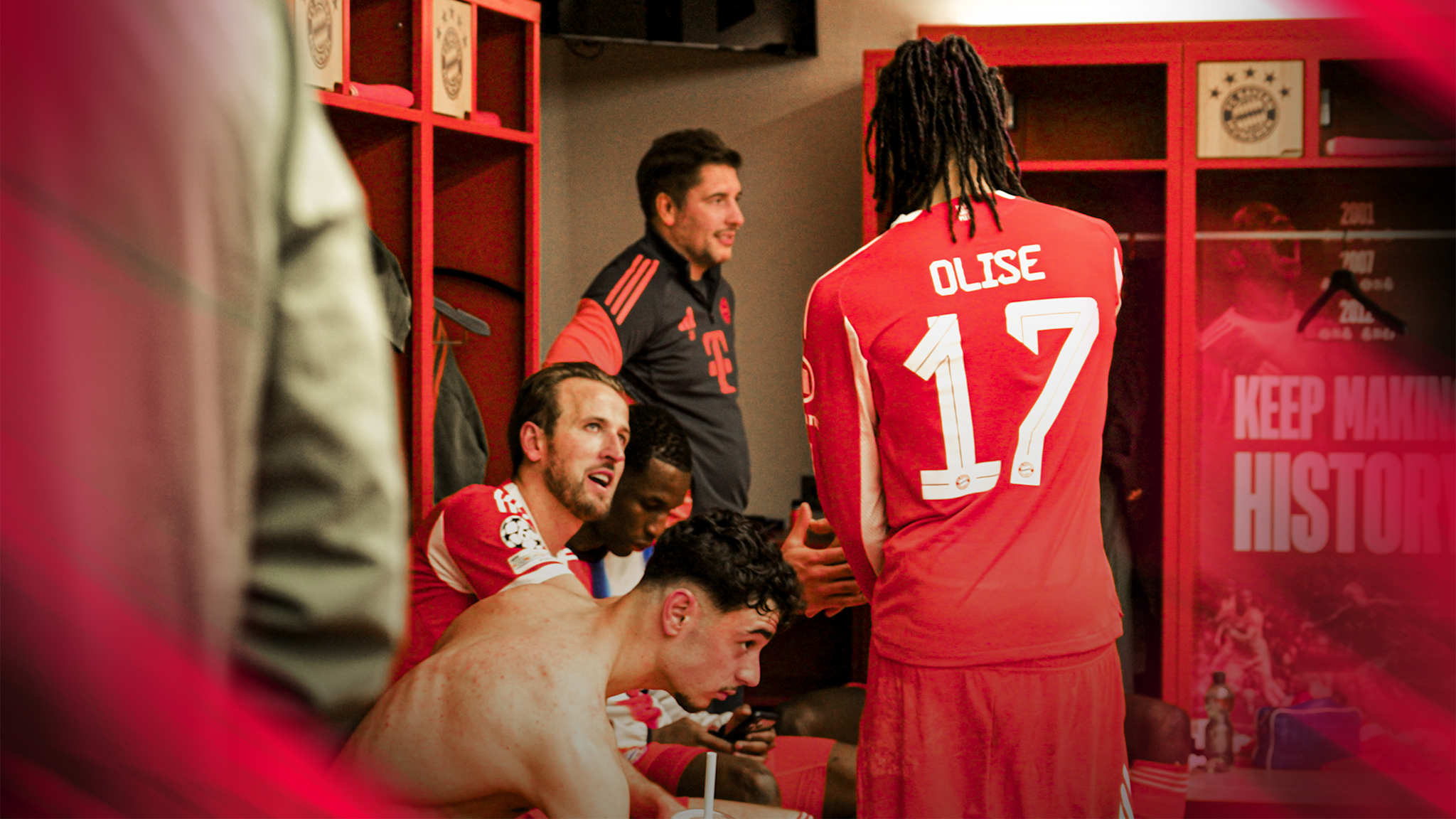 Harry Kane y Michael Olise chocan las manos en el vestuario.