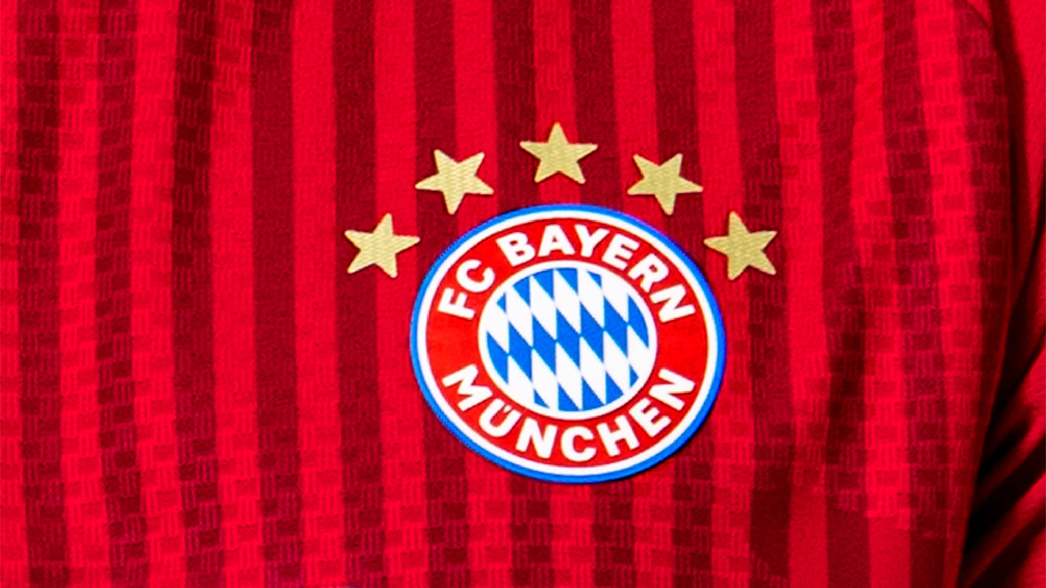 Das FC Bayern-Logo vor einem roten Hintergrund