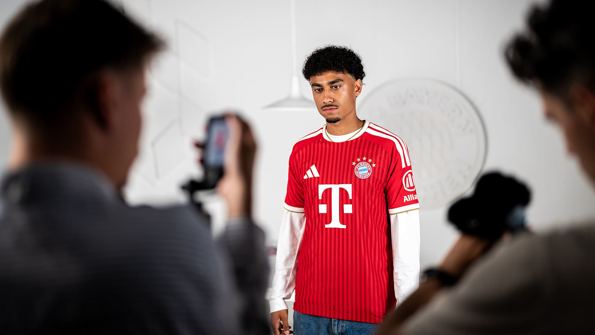 Nathaniel Brown wird fotografiert im roten Bayern-Trikot