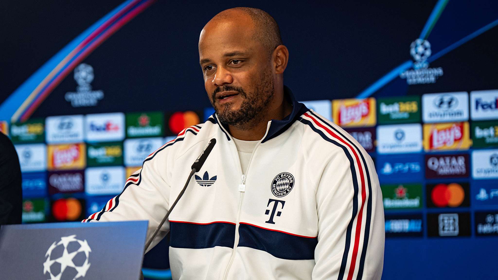Vincent Kompany auf der Pressekonferenz vor dem Champions League-Spiel des FC Bayern gegen Bodo/Glimt