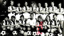 Ein Teamfoto der FC Bayern Frauen aus dem Jahr 1970 in schwarz weiß.