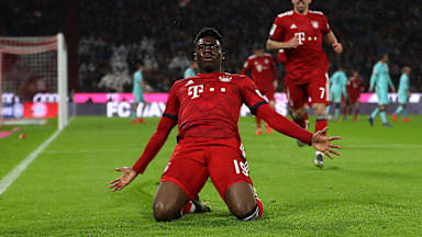 Alphponso Davies bejubelt sein erstes Bundesliga-Tor beim 6:0 des FC Bayern gegen den 1. FSV Mainz 05 im März 2019.