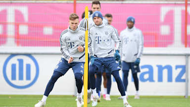 Joshua Kimmich geht voran - die Spieler des FC Bayern absolvieren Laufübungen im Training vor dem Bundesliga-Spiel gegen Bayer 04 Leverkusen.