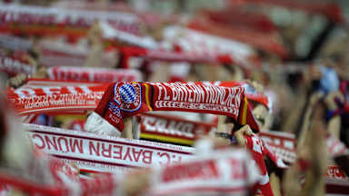 FCB-Fans halten ihre Schals in die Höhe.