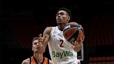 Wade Baldwin going for the lay-up vs. hermansson in bayern vs. Valencia preseason euroleague tournament