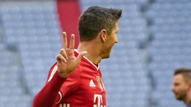 210320_Lewandowski_drei_Finger_IMA