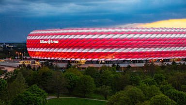 En los días previos al partido en casa contra el VfB Stuttgart, el Allianz Arena resplandecerá con los colores de la nueva primera equipación.
