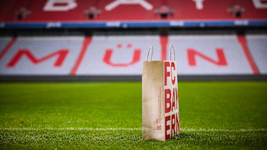 Grastüte auf dem Rasen der Allianz Arena