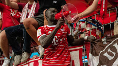 Sadio Mané, Jubel mit den Fans des FC Bayern