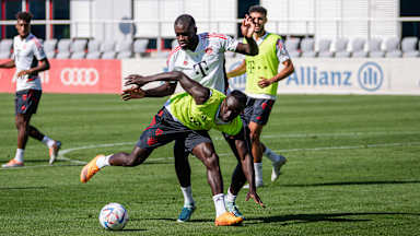 Training FC Bayern Mane Upamecano