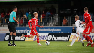 Die FC Bayern Amateure reisten am zwölften Spieltag der Regionalliga Bayern nach Burghausen - die besten Szenen im Video.