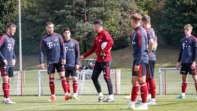 Die FC Bayern Amateure vor dem Spiel gegen Rain/Lech.