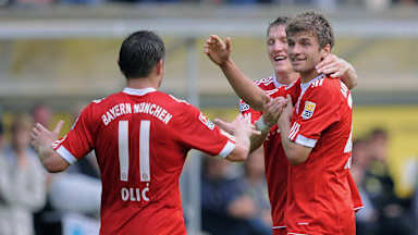 Thomas Müller celebra su primer gol en la Bundesliga