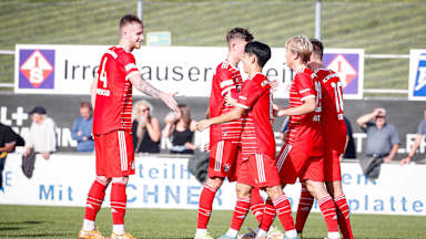 Die FC Bayern Amateure beim Auswärtsspiel gegen den FC Pipinsried.