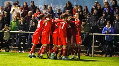 Die U17 des FC Bayern bejubelte ihren Derbysieg beim TSV 1860 München.