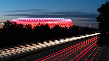 Autobahnzufahrt zur Allianz Arena bei Nacht