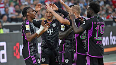 Mathys Tel celebra con Leroy Sané y otros compañeros del FC Bayern