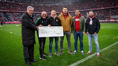 Entrega del cheque por la donación del partido de ensueño del FC Bayern