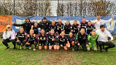 FC Bayern Frauen II bejubeln den Sieg