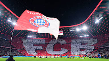 Tifo de los aficionados del Bayern en el Allianz Arena antes del partido en casa de la Champions League contra el París Saint-Germain.