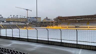 Verschneiter Rasen im Grünwalder Stadion in München