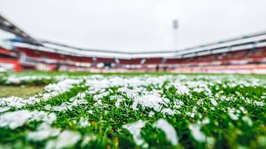 Verschneiter Rasen im Grünwalder Stadion in München