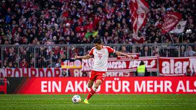 Minjae Kim spielt einen Ball im Bundesliga-Spiel des FC Bayern in der Allianz Arena
