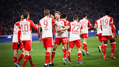 Thomas Müller jubelt mit seinen Kollegen beim Bundesliga-Spiel des FC Bayern in der Allianz Arena