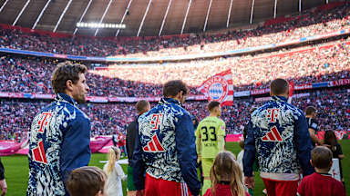 Spieler des FC Bayern betreten den Rasen der Allianz Arena