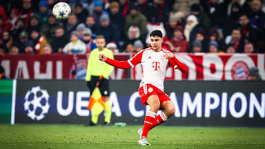 Aleksandar Pavlovic in einem Champions League-Spiel des FC Bayern in der Allianz Arena
