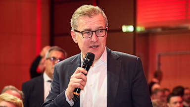 Jan-Christian Dreesen speaking at the FC Bayern banquet after the Champions League match at Lazio