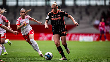 Georgia Stanway, Zweikampf, FC Bayern Frauen gegen RB Leipzig