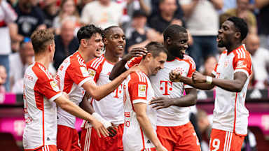 Spieler des FC Bayern freuen sich über ein Tor im Bundesliga-Spiel gegen Köln in der Allianz Arena