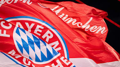 Fahne des FC Bayern in der Südkurveder Allianz Arena