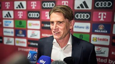 Christoph Freund im Gespräch mit den Medienvertretern vor der Abreise zum Halbfinale der Champions League bei Real Madrid.