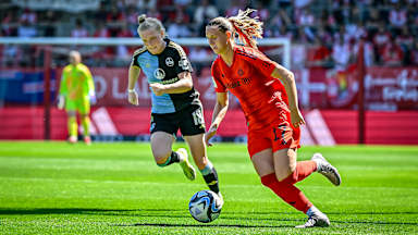 Klara Bühl, Zweikampf, FC Bayern Frauen zuhause gegen 1. FC Nürnberg