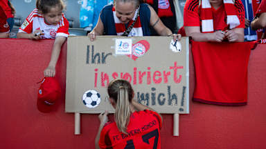 FC Bayern Women fans